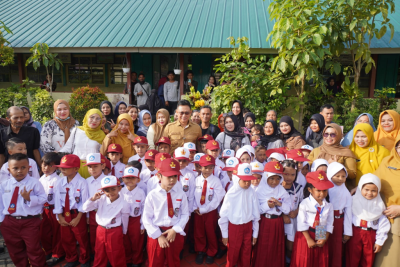 Gerakan Ayah Mengantar Anak Sekolah Warnai Hari Pertama Sekolah Tahun Ajaran Baru Di Pontianak